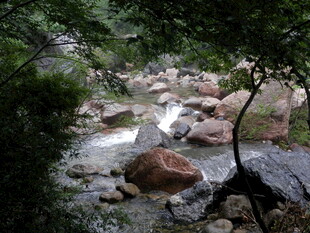 山间溪流与岩石景观
