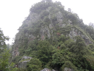 云雾缭绕的巍峨山峰