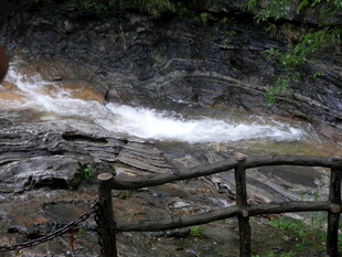 山间木栏旁的潺潺溪流