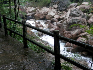 山间溪流旁的木质护栏