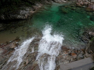 山间灵动清澈的潺潺溪流