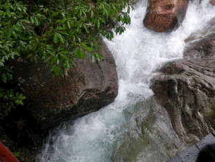 山间湍急溪流与岩石