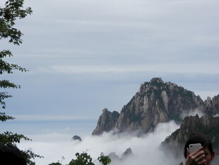 黄山云海中的壮丽山峰