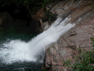 山间瀑布倾泻而下