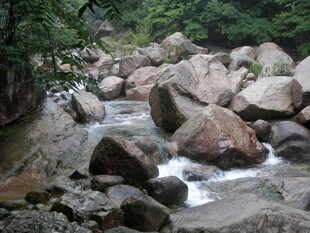 山间溪流与嶙峋怪石