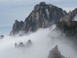 云雾缭绕的壮美山峦