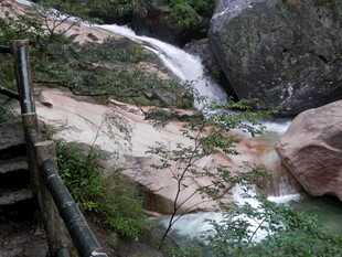 山间溪流从巨石间潺潺流过