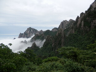 云雾缭绕的壮美山峦景色