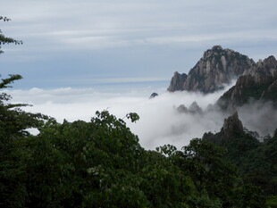 云雾缭绕的壮美山峦景色