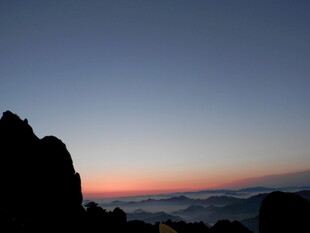 日出时分的壮丽山景