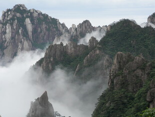 云雾缭绕的壮丽山峰