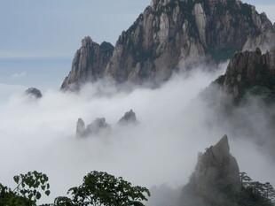 云雾缭绕的壮美山峦