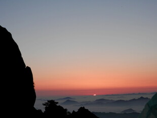日出时分的山峦云海美景