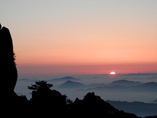 日出时分的山峦美景