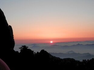 山顶观壮丽日出美景