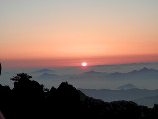 日出云海间的壮美景色