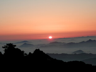 日出云海间的壮美景观