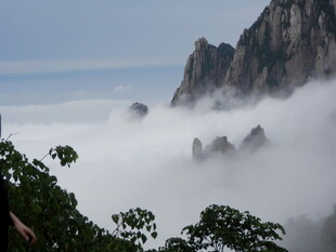 黄山云海中的奇峰异景