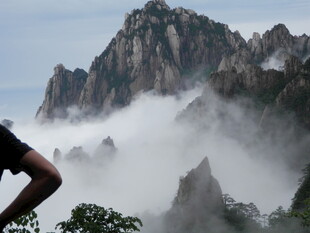 云雾缭绕的壮美山峦