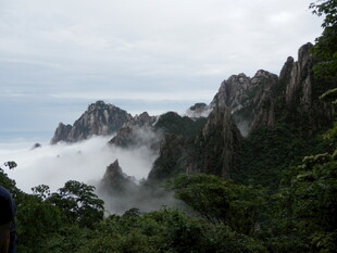 云雾缭绕的壮美山峦景色