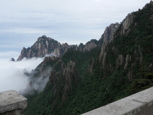 黄山云海中的壮丽山峦