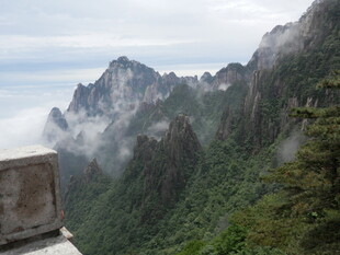 云雾缭绕的壮美山峦景色
