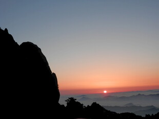 日出云海间的壮丽山景