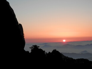 日出时分的壮丽山景