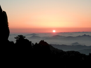 日出时分的山峦美景