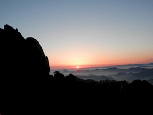 山顶绝美日出景观