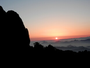 日出时分的山巅美景