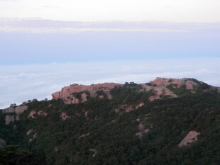 山巅云海间的壮美风光