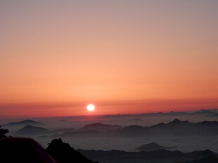 日出云海壮丽景观