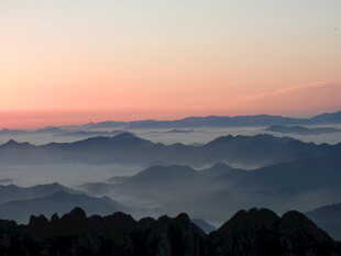 日出云海间的壮美山色