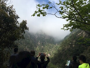 山间徒步赏云雾美景