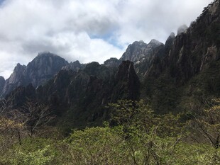 壮丽山景 绿意点缀