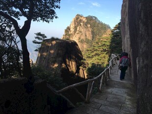 黄山山间步道上的游客身影