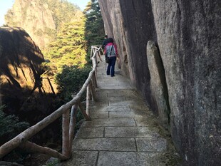 山间栈道上的徒步者