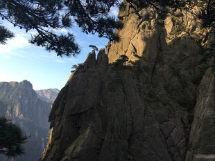 巍峨险峻的壮丽山景