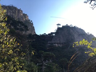 山间景色 绿意与峭壁相映