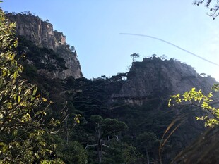 巍峨山峦间的葱郁景致