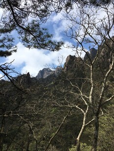 山林间的蓝天白云美景