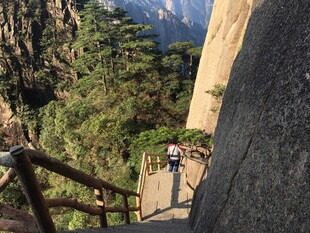 黄山陡峭山路上的攀登者