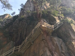 山间栈道穿梭于陡峭岩壁