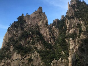 巍峨峻峭的壮丽山峰