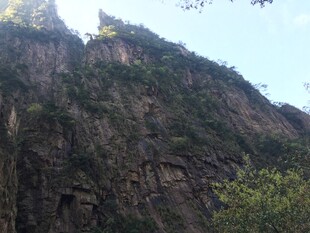 巍峨险峻的陡峭山峰