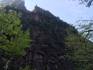 巍峨青山绿树环绕