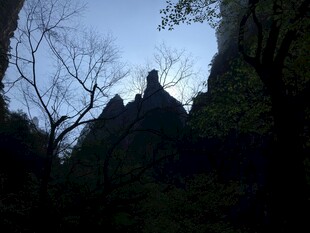夜幕下的山间景致