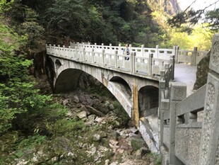 山间石拱桥 自然美景