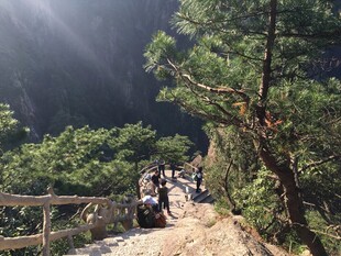 山间徒步者沿小径前行